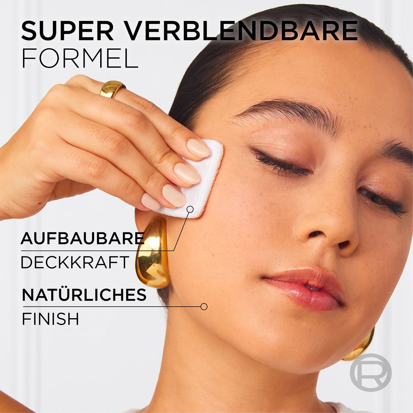 Eine junge Frau trägt mit einem Pad den True Match Puder auf ihre Wange auf.